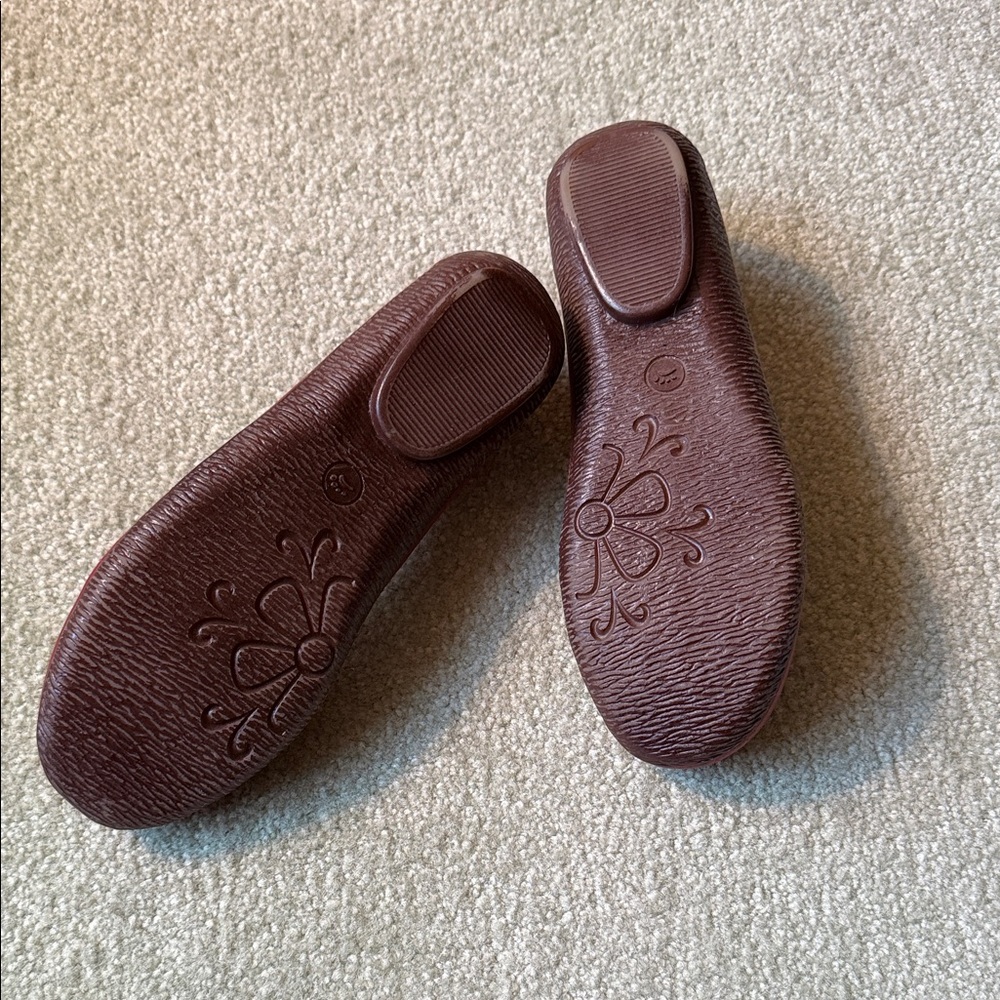 Bare Traps Women's Red Katarina Flats - Picture 6 of 7